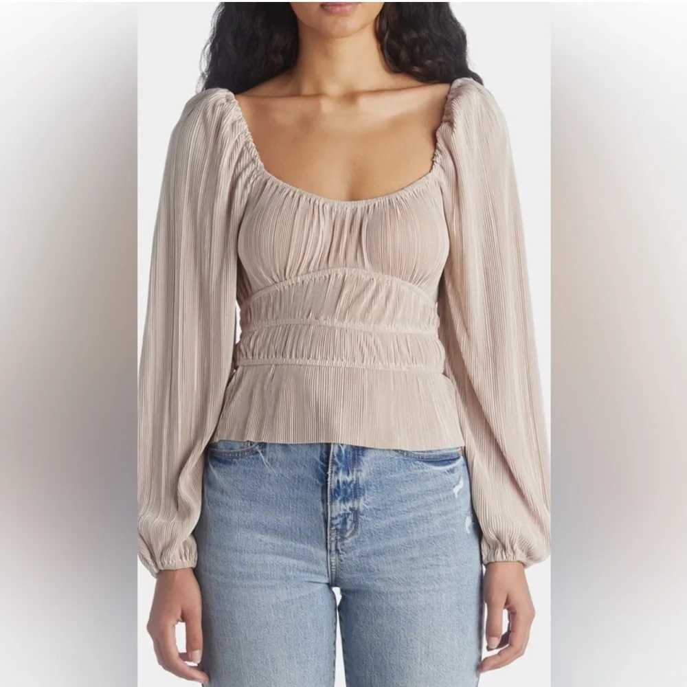 ASTR the label champagne pearl long sleeve pleated blouse